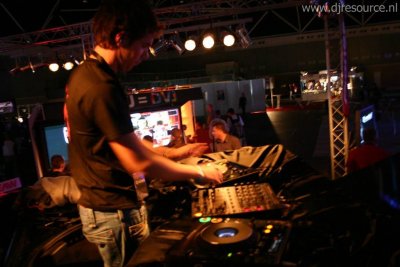 Our MEMBERS can Enlarge : DJ at Hummer Booth