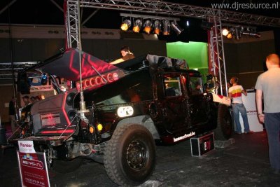 Our MEMBERS can Enlarge : Hummer loaded with Speakers