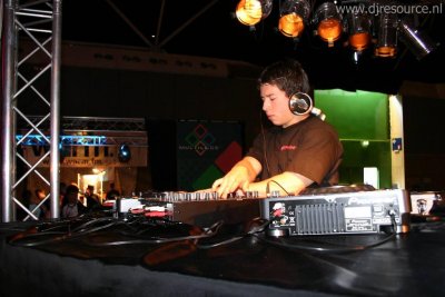 Our MEMBERS can Enlarge : DJ in Hummer Booth