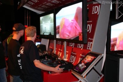 Our MEMBERS can Enlarge : Pioneer DVJ-X1 demo Booth