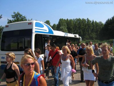 Our MEMBERS can Enlarge : Unloading the VIP bus
