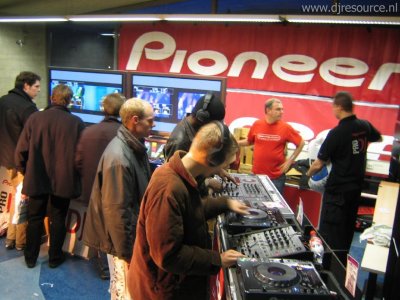 Our MEMBERS can Enlarge : DVJ's on 2 50' Plasma's