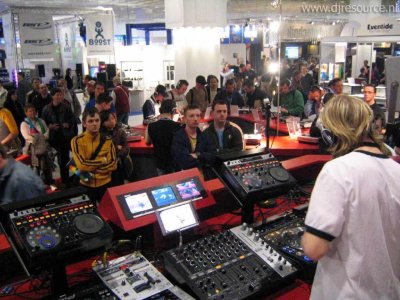 Our MEMBERS can Enlarge : Pioneer Booth Inside View