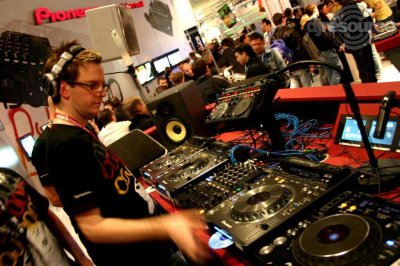 Our MEMBERS can Enlarge : Dan Tat live performance