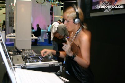 Our MEMBERS can Enlarge : numark-demo-dj2