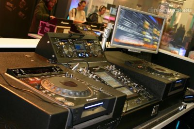 Our MEMBERS can Enlarge : pioneer-main-booth