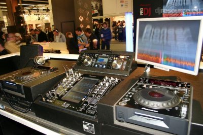 Our MEMBERS can Enlarge : pioneer-main-booth2