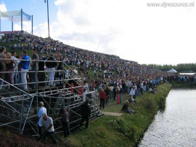 Our MEMBERS can Enlarge : Q-Dance stage Audience