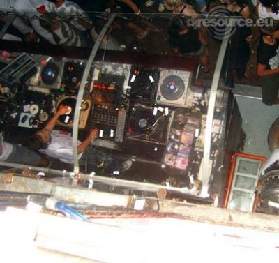 Our MEMBERS can Enlarge : DJ-Booth-St.-Trop