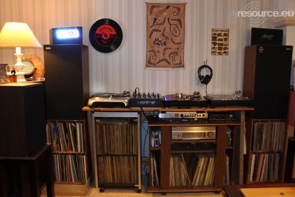 Show this booth : 3 turntables Home DJ Set