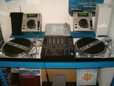 Our MEMBERS can Enlarge : DJ Bass-ic's DJ Booth
