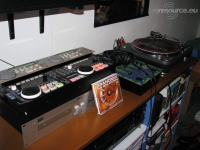 Enlarge : DJ-Booth-03