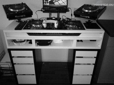 Enlarge : D-One DJ -Booth Jun'15