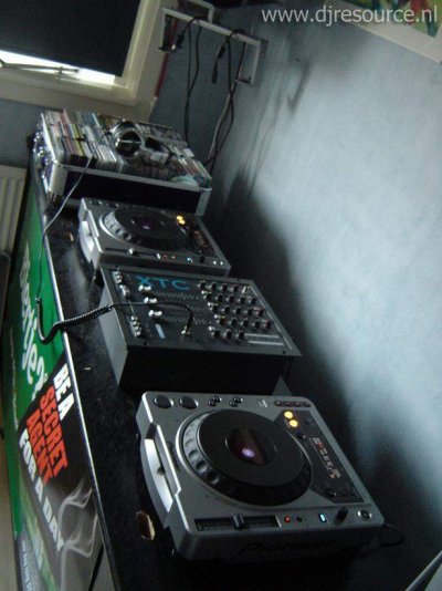 Our MEMBERS can Enlarge : DJ Booth