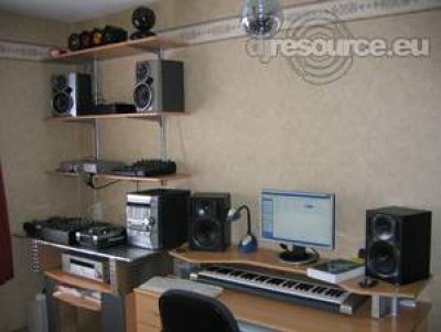 Booth: DJDenz's DJ-Booth