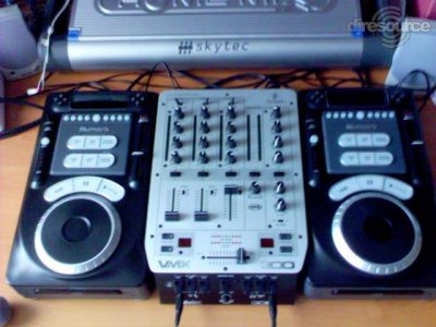 Enlarge : DJ Tom Enlarge : DJ Tom