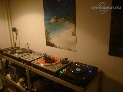Enlarge : Dj booth van daan!