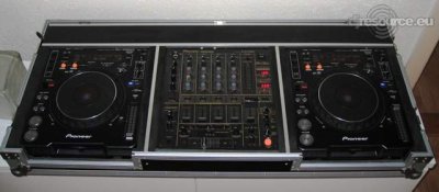 Booth: Prodjuser CDJ-12 with gear