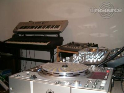 Our MEMBERS can Enlarge : dj-booth2
