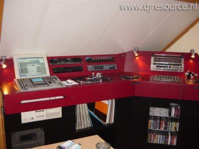 Our MEMBERS can Enlarge : Red build DJ Booth