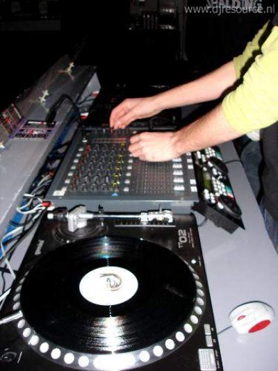 Our MEMBERS can Enlarge : DJ Booth