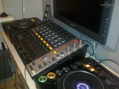 Booth: 2x CDJ 1000 MK2 + DJM 700