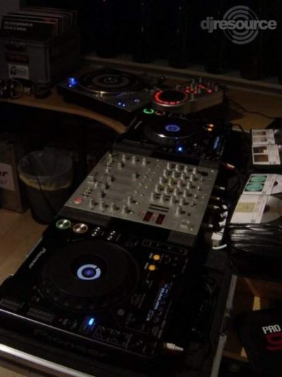 Our MEMBERS can Enlarge : DJ Booth L@uW 28-04-2006