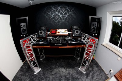 Our MEMBERS can Enlarge : DJ Lautstark Booth 3