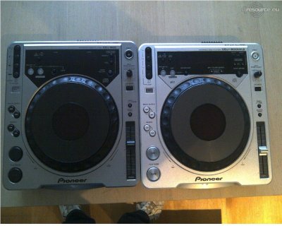 Our MEMBERS can Enlarge : Links = CDJ 800 Rechts = CDJ 800 MK 2