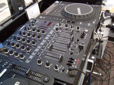 Our MEMBERS can Enlarge : Milo's DJ-Booth
