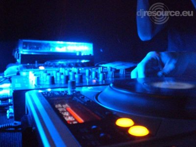 Our MEMBERS can Enlarge : dj-booth