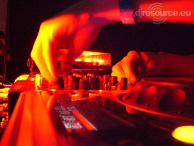 Our MEMBERS can Enlarge : dj-booth-2