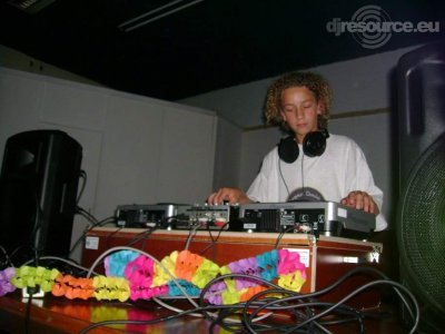 Our MEMBERS can Enlarge : DJ Roov in action