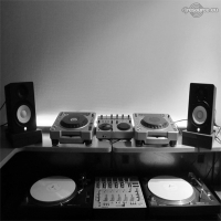 Roov-s-DJ-Booth-Oct-10