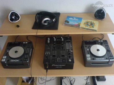 Our MEMBERS can Enlarge : DJ booth