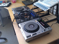 Vinnyo-s-DJ-Booth-Mar-11