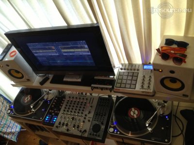 Show this booth : ZNIV150's DJ -Booth Oct'12