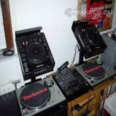 Enlarge : new-pro-dj-booth Enlarge : new-pro-dj-booth