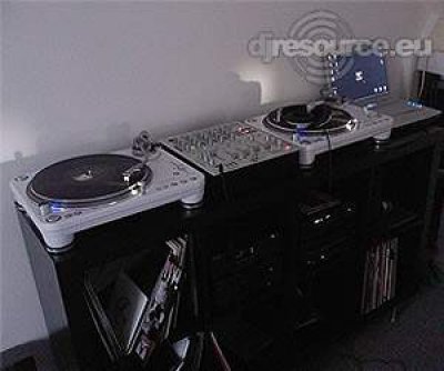 Our MEMBERS can Enlarge : dj 'booth'