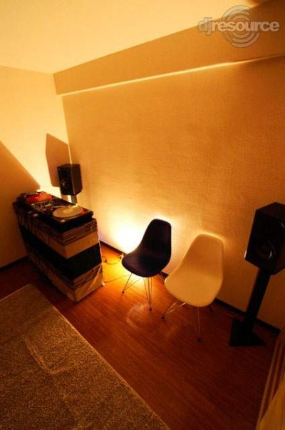 Enlarge : dj8bit home DJ booth