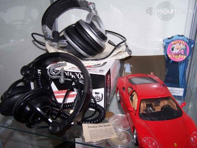 Our MEMBERS can Enlarge : headphones
