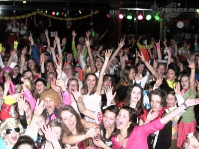 Our MEMBERS can Enlarge : Zwaaien naar de DJ