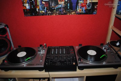 Enlarge : DJ Booth 2010