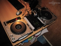 Dizzonator-s-iGrasmat-DJ-Booth-2