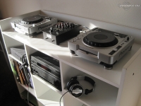 Dizzonator-s-iGrasmat-DJ-Booth-3