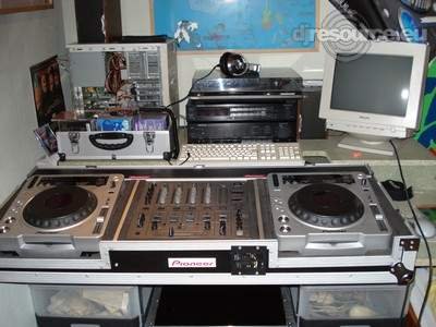 Enlarge : dj booth Enlarge : dj booth