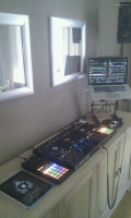 juhteduh-s-DJ-Booth-Sep-12