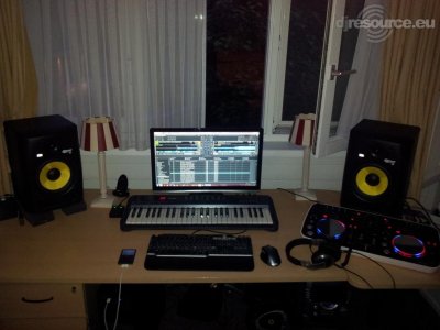 Show this booth : mikedhanpat's DJ -Booth Aug'12