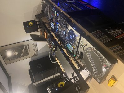 Enlarge : DJ Booth 2020