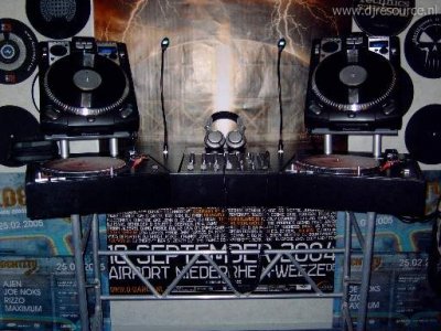 Enlarge : dj booth the wiszler Enlarge : dj booth the wiszler